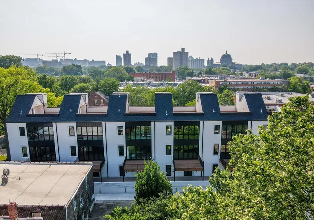 Photo 3 of Townhouse for sale at 4201 W Pine #102, Saint Louis, MO 63108 | MLS# 25015401 | Listing updated on 2025-03-17