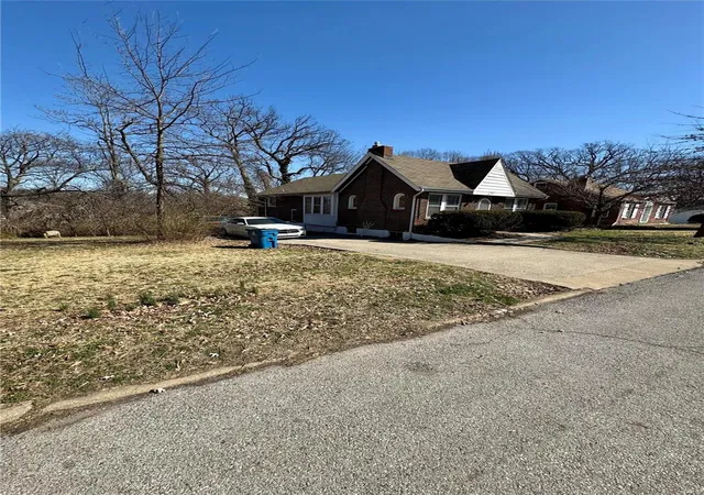 Photo 2 of Single family home for sale at 6743 Kenwood Dr, Saint Louis, MO 63121 | MLS# 25015450 | Listing updated on 2025-03-21