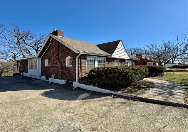 Photo 3 of Single family home for sale at 6743 Kenwood Dr, Saint Louis, MO 63121 | MLS# 25015450 | Listing updated on 2025-03-21