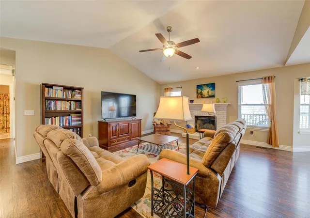 Photo 3 of Single family home for sale at 3368 Carriage Xing, Saint Charles, MO 63301 | MLS# 25015496 | Listing updated on 2025-03-14