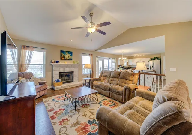 Photo 4 of Single family home for sale at 3368 Carriage Xing, Saint Charles, MO 63301 | MLS# 25015496 | Listing updated on 2025-03-14