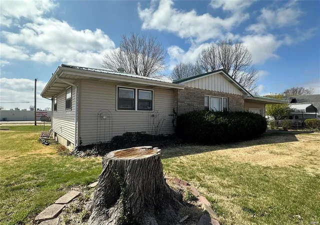 Photo 2 of Single family home for sale at 510 Jefferson Ave, Owensville, MO 65066 | MLS# 25015537 | Listing updated on 2025-03-25