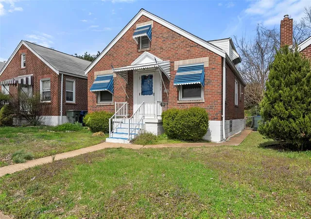 Photo 1 of Single family home for sale at 3915 Itaska St, Saint Louis, MO 63116 | MLS# 25015659 | Listing updated on 2025-03-31