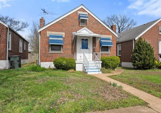 Photo 2 of Single family home for sale at 3915 Itaska St, Saint Louis, MO 63116 | MLS# 25015659 | Listing updated on 2025-03-31