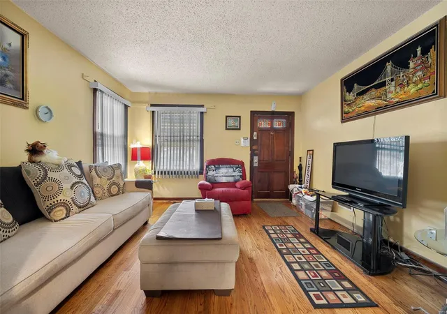 Photo 3 of Single family home for sale at 3915 Itaska St, Saint Louis, MO 63116 | MLS# 25015659 | Listing updated on 2025-03-31