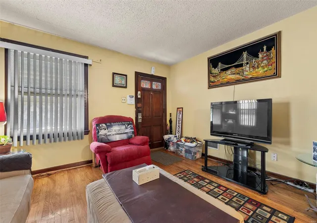 Photo 4 of Single family home for sale at 3915 Itaska St, Saint Louis, MO 63116 | MLS# 25015659 | Listing updated on 2025-03-31