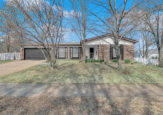 Photo 1 of Single family home for sale at 4695 Towne Centre Dr, Saint Louis, MO 63128 | MLS# 25015695 | Listing updated on 2025-03-20