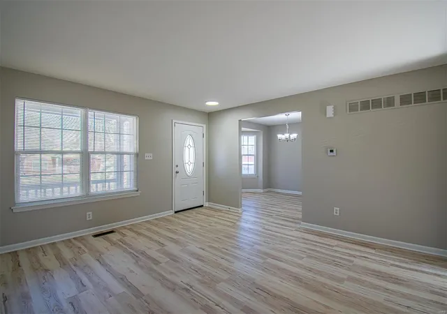 Photo 3 of Single family home for sale at 6140 Minerva Ave, Saint Louis, MO 63133 | MLS# 25015739 | Listing updated on 2025-03-20
