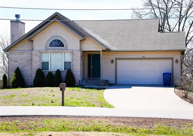 Photo 1 of Single family home for sale at 31 Sunset Dr, Camdenton, MO 65020 | MLS# 25015743 | Listing updated on 2025-03-23
