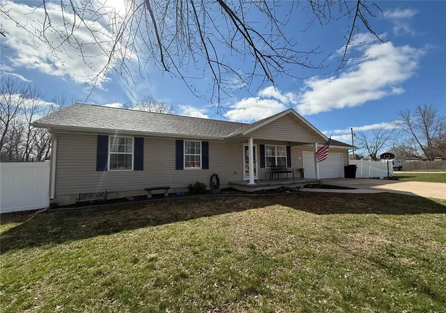 Photo 2 of Sale Pending at 14 Dogwood Ct, Montgomery City, MO 63361 | MLS# 25015763 | Listing updated on 2025-03-16