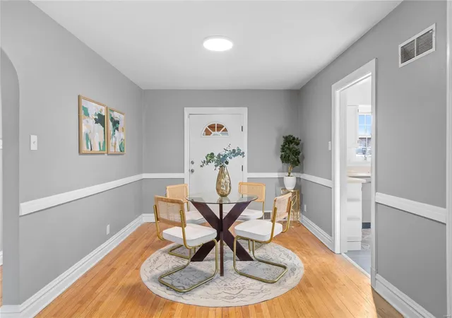 Photo 3 of Single family home for sale at 554 S Clay Ave, Saint Louis, MO 63122 | MLS# 25015794 | Listing updated on 2025-03-19