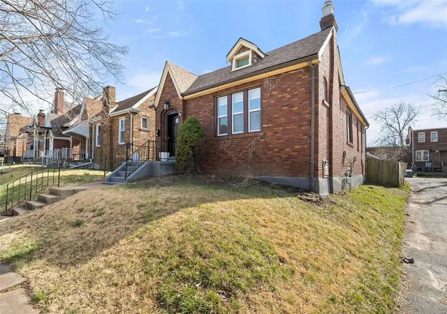 Photo 3 of Single family home for sale at 4170 Tyrolean Ave, Saint Louis, MO 63116 | MLS# 25015823 | Listing updated on 2025-03-19