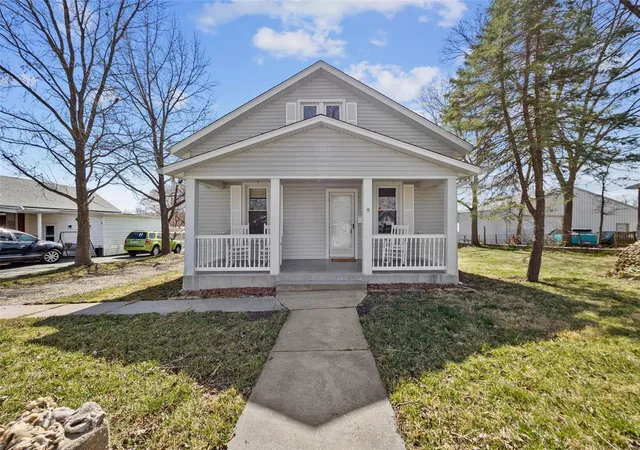 Photo 1 of Single family home for sale at 1052 Market St, Sainte Genevieve, MO 63670 | MLS# 25015886 | Listing updated on 2025-03-20