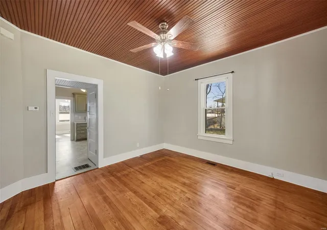 Photo 2 of Single family home for sale at 1052 Market St, Sainte Genevieve, MO 63670 | MLS# 25015886 | Listing updated on 2025-03-20