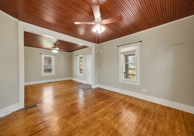 Photo 3 of Single family home for sale at 1052 Market St, Sainte Genevieve, MO 63670 | MLS# 25015886 | Listing updated on 2025-03-20