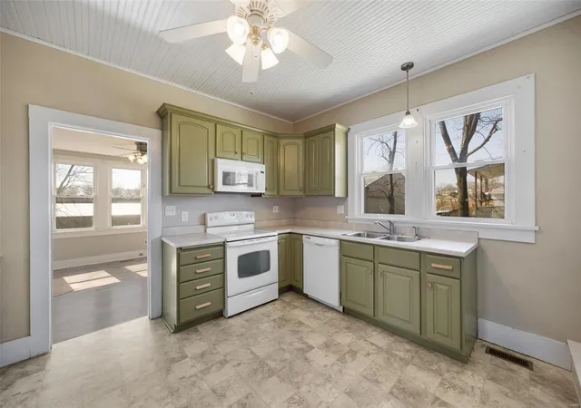Photo 4 of Single family home for sale at 1052 Market St, Sainte Genevieve, MO 63670 | MLS# 25015886 | Listing updated on 2025-03-20