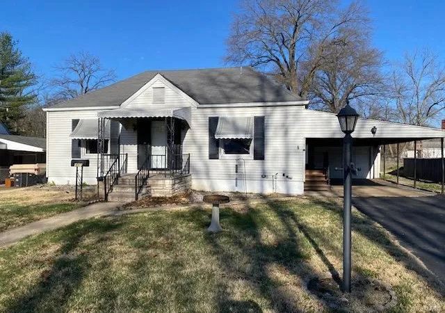 Photo 1 of Single family home for sale at 917 Sanders Dr, Saint Louis, MO 63126 | MLS# 25015927 | Listing updated on 2025-03-17