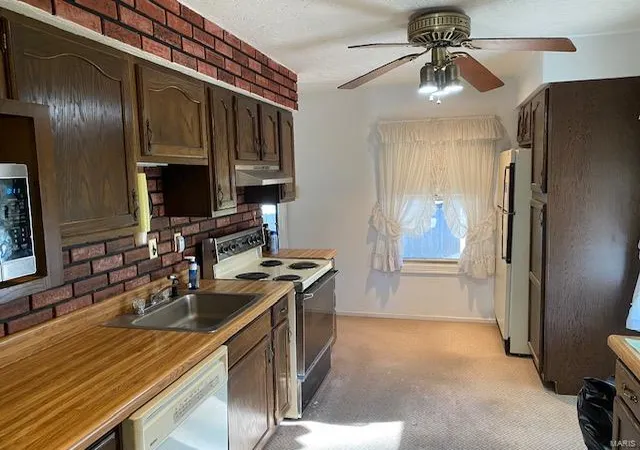 Photo 3 of Single family home for sale at 917 Sanders Dr, Saint Louis, MO 63126 | MLS# 25015927 | Listing updated on 2025-03-17