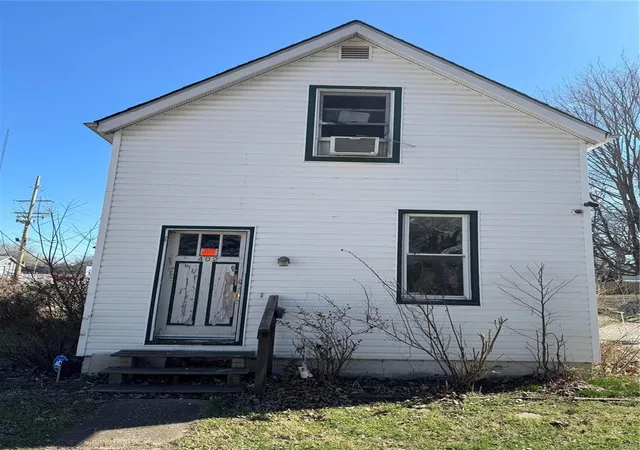 Photo 1 of Single family home for sale at 402 S 23rd St, Belleville, IL 62226 | MLS# 25015960 | Listing updated on 2025-03-21