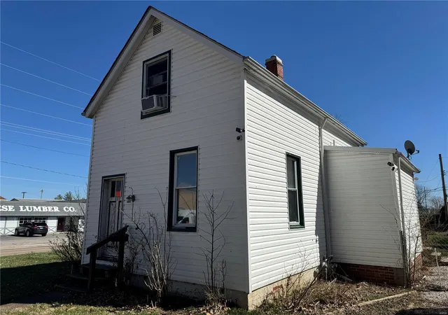 Photo 2 of Single family home for sale at 402 S 23rd St, Belleville, IL 62226 | MLS# 25015960 | Listing updated on 2025-03-21