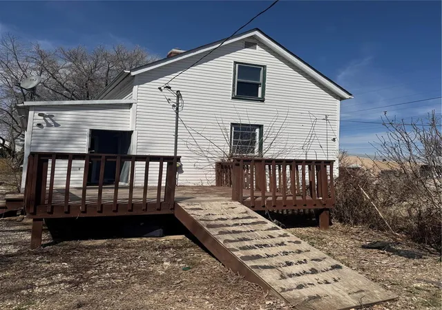 Photo 4 of Single family home for sale at 402 S 23Rd St, Belleville, IL 62226 | MLS# 25015960 | Listing updated on 2025-03-21