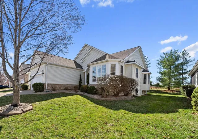 Photo 2 of Single family home for sale at 2090 Hawks Landing Dr, Lake Saint Louis, MO 63367 | MLS# 25016018 | Listing updated on 2025-03-20