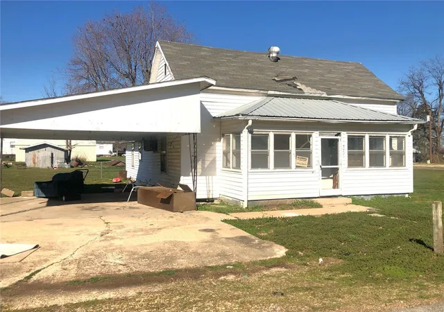 Photo 2 of Single family home for sale at 308 Taylor St, Essex, MO 63846 | MLS# 25016030 | Listing updated on 2025-03-18
