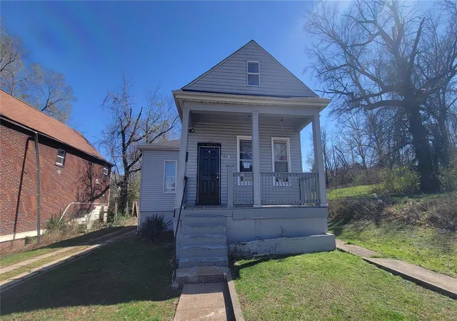 Photo 1 of Single family home for sale at 5052 Plover Ave, Saint Louis, MO 63120 | MLS# 25016041 | Listing updated on 2025-03-21