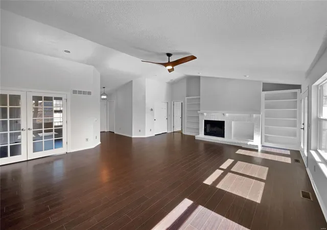 Photo 2 of Single family home for sale at 2792 Kettering Dr, Saint Charles, MO 63303 | MLS# 25016055 | Listing updated on 2025-03-20