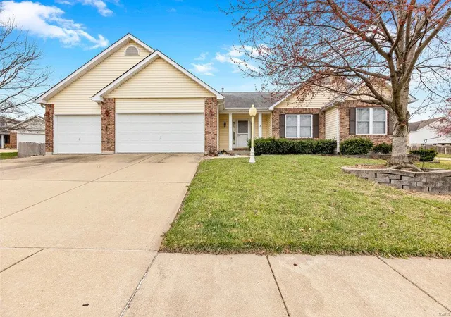 Photo 1 of Single family home for sale at 8213 Bristol Valley Dr, Saint Peters, MO 63376 | MLS# 25016094 | Listing updated on 2025-03-19
