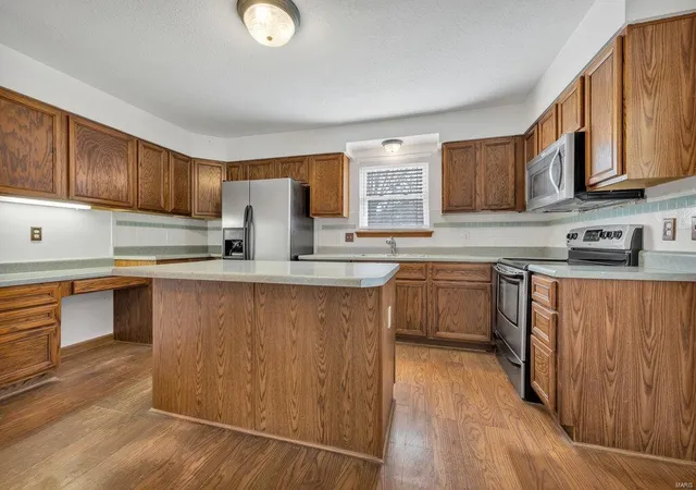 Photo 3 of Single family home for sale at 8213 Bristol Valley Dr, Saint Peters, MO 63376 | MLS# 25016094 | Listing updated on 2025-03-19