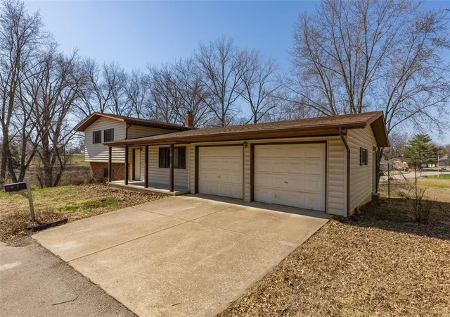 Photo 2 of Single family home for sale at 307 Hillcrest Dr, Sainte Genevieve, MO 63670 | MLS# 25016104 | Listing updated on 2025-04-01
