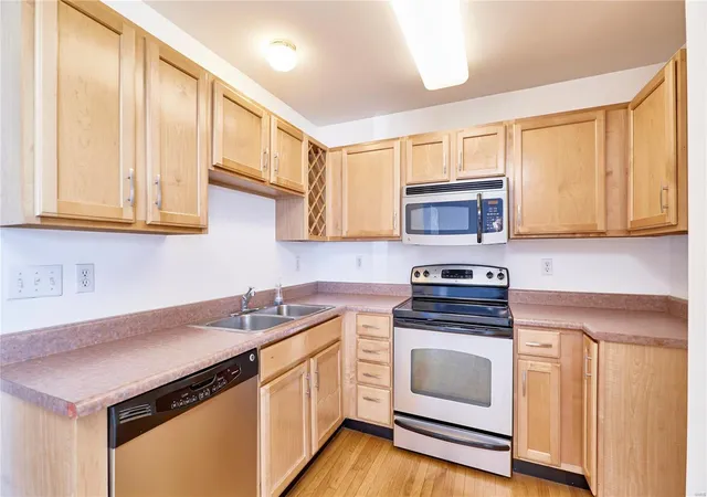 Photo 3 of Condo for sale at 350 Heritage Cmns Cir #194, O Fallon, MO 63368 | MLS# 25016132 | Listing updated on 2025-03-20