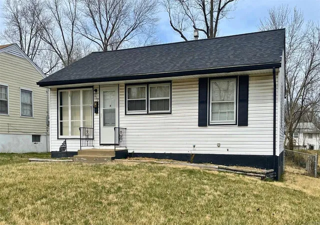 Photo 1 of Single family home for sale at 329 Caithness Rd, Saint Louis, MO 63137 | MLS# 25016152 | Listing updated on 2025-03-19