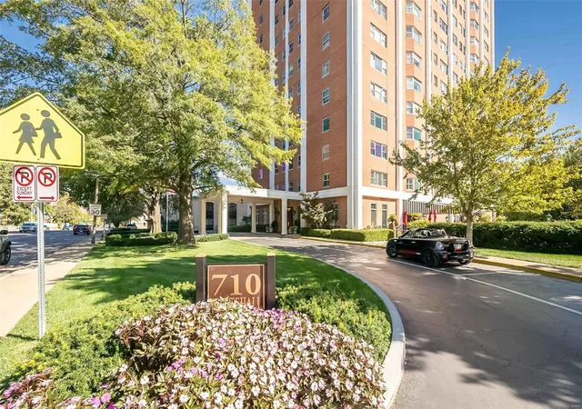 Listing Photo 2 - Condo for sale in building located at 710 S Hanley Rd, Clayton, MO 63105 - Unit #11D