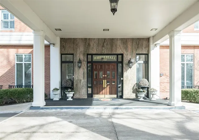Listing Photo 4 - Condo for sale in building located at 710 S Hanley Rd, Clayton, MO 63105 - Unit #11D