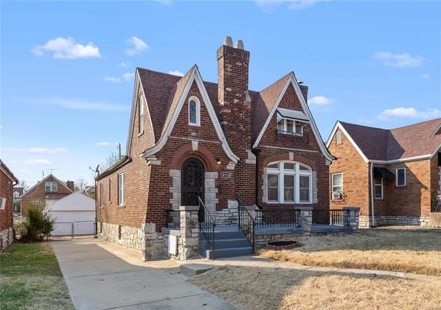 Photo 1 of Single family home for sale at 8735 Oriole Ave, Saint Louis, MO 63147 | MLS# 25016186 | Listing updated on 2025-03-19