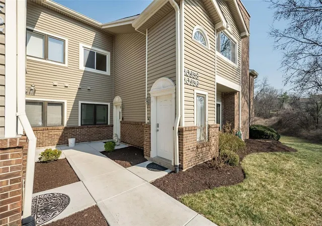 Photo 1 of Single family home for sale at 10958 Vauxhall Dr, Saint Louis, MO 63146 | MLS# 25016193 | Listing updated on 2025-03-19