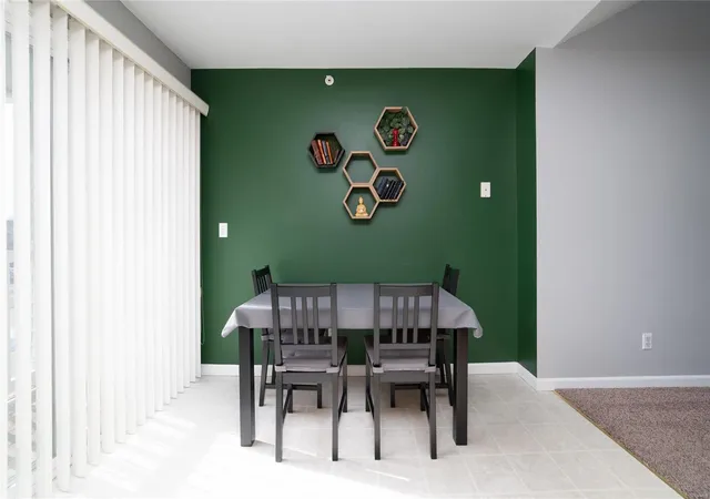 Listing Photo 5 - Condo for sale in building located at 420 Benton Dr, St. Peters, MO 63376 - Unit #I