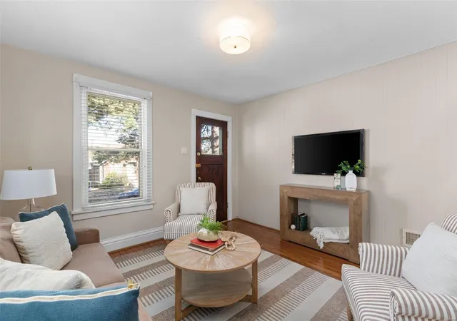 Photo 3 of Single family home for sale at 6808 Parkwood Pl, Saint Louis, MO 63116 | MLS# 25016239 | Listing updated on 2025-03-20