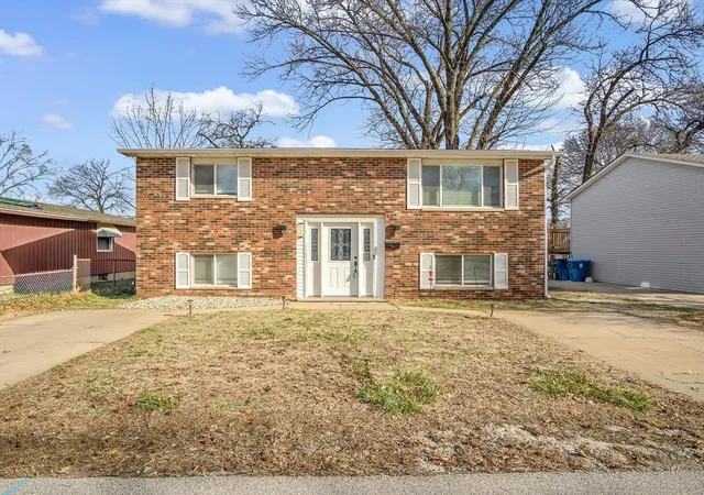 Photo 1 of Single family home for sale at 545 Grove Ave, Wood River, IL 62095 | MLS# 25016305 | Listing updated on 2025-03-20