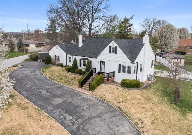Photo 1 of Single family home for sale at 9525 Berwick Dr, Saint Louis, MO 63123 | MLS# 25016316 | Listing updated on 2025-03-28
