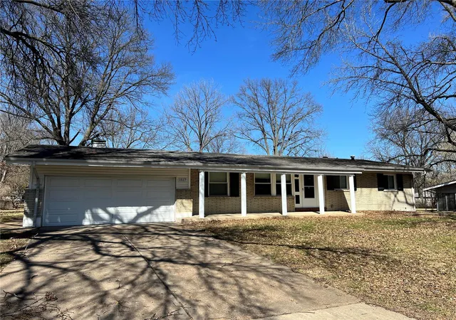 Photo 2 of Single family home for sale at 1517 Crossett Dr, Saint Louis, MO 63138 | MLS# 25016340 | Listing updated on 2025-03-20