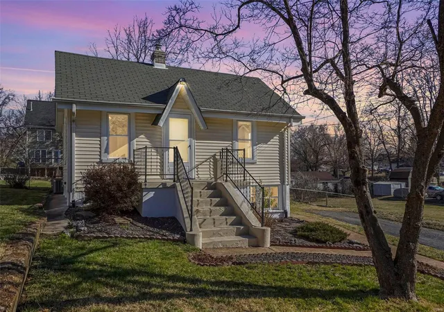Photo 2 of Single family home for sale at 5635 Willard Ave, Saint Louis, MO 63123 | MLS# 25016358 | Listing updated on 2025-03-19