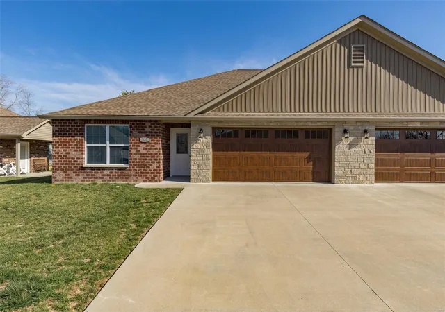 Photo 1 of Single family home for sale at 533 Windsor Ln, Farmington, MO 63640 | MLS# 25016411 | Listing updated on 2025-03-31