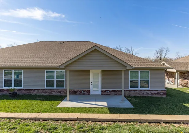 Photo 1 of Single family home for sale at 533 Windsor Ln, Farmington, MO 63640 | MLS# 25016411 | Listing updated on 2025-03-31