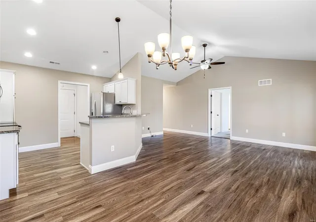 Photo 2 of Single family home for sale at 533 Windsor Ln, Farmington, MO 63640 | MLS# 25016411 | Listing updated on 2025-03-31
