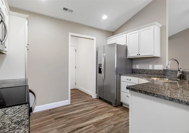 Photo 3 of Single family home for sale at 533 Windsor Ln, Farmington, MO 63640 | MLS# 25016411 | Listing updated on 2025-03-31