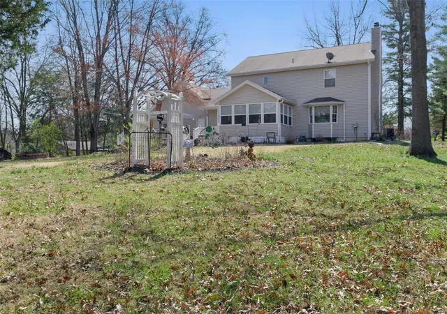 Photo 2 of Single family home for sale at 40 Village Ct, Saint Peters, MO 63376 | MLS# 25016591 | Listing updated on 2025-03-28