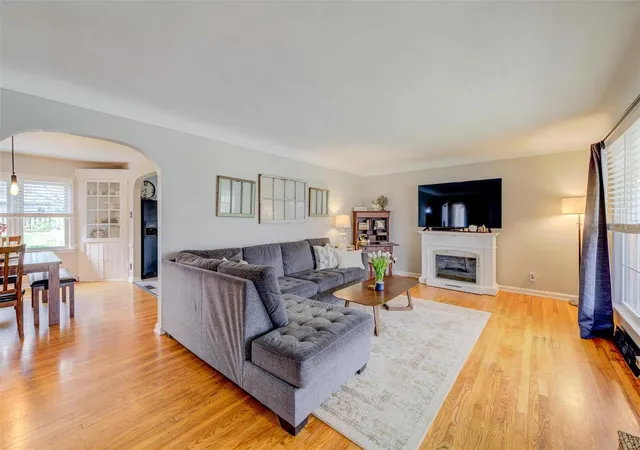 Photo 2 of Single family home for sale at 1107 Pike St, Saint Charles, MO 63301 | MLS# 25016620 | Listing updated on 2025-03-20